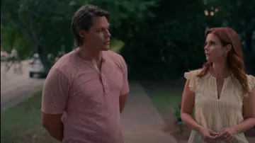 Faherty Ss Heather Henley pour hommes porté par Cal Maddox (Justin Bruening) vu dans Sweet Magnolias (S03E02)