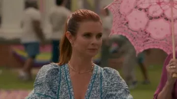 Aretes de aro de cadena gruesos de Madewell usados por Maddie Townsend (JoAnna Garcia) como se ve en Sweet Magnolias (S03E03)