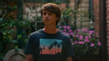 T-shirt graphique délavé à la vapeur Old Navy porté par Kyle Townsend (Logan Allen) vu dans Sweet Magnolias (S03E04)