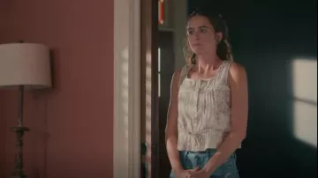 American Eagle Women Purple Floral Bubble Tank Top usada por CeCe Matney (Harlan Drum) como se ve en Sweet Magnolias (S03E04)