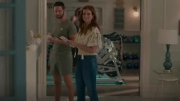 Mother Hustler Jeans Home Movie usada por Maddie Townsend (JoAnna Garcia) como se ve en Sweet Magnolias (S03E04)