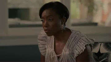 Ulla Johnson Bria Metallic Stripe Flutter Sleeve Tie Top usado por Helen Decatur (Heather Headley) como se ve en Sweet Magnolias (S03E04)