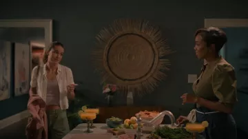 Forever 21 camisa de ojales bordados florales usada por CeCe Matney (Harlan Drum) como se ve en Sweet Magnolias (S03E05)