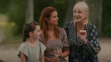 Vanessa Bruno a rassemblé une robe midi imprimée Seersucker portée par Paula Vreeland (Caroline Lagerfelt) vue dans Sweet Magnolias (S03E05)