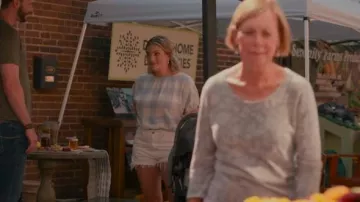 Madewell Alma Linen Blend Check Print Top usado por Noreen Fitzgibbons (Jamie Lynn Spears) como se ve en Sweet Magnolias (S03E07)