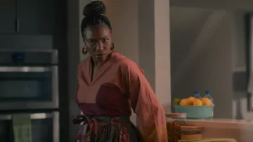 Vanessa Bruno Nam Color-Block Coton-Popeline Topup porté par Helen Decatur (Heather Headley) vu dans Sweet Magnolias (S03E07)