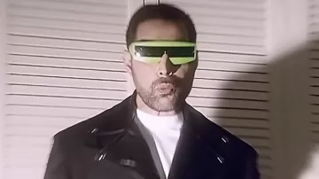 Lunettes de soleil Neon Green Wraparound portées par Freddie Mercury dans The Invisible Man de Queen (Official Video Remastered)