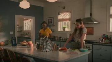 Mini falda delantera American Eagle Tie usada por CeCe Matney (Harlan Drum) como se ve en Sweet Magnolias (S03E08)
