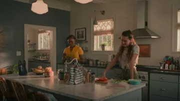 American Eagle Floral Waffle Baby Tee usado por CeCe Matney (Harlan Drum) como se ve en Sweet Magnolias (S03E08)