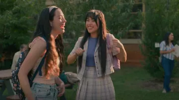 JanSport Cross Town Backpack Fields Of Paradise usado por Annie Sullivan (Anneliese Judge) como se ve en Sweet Magnolias (S03E08)