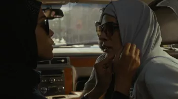 Lunettes de soleil Prada portées par Cruz Manuelos (Laysla De Oliveira) comme on le voit dans Special Ops: Lioness (S01E01)