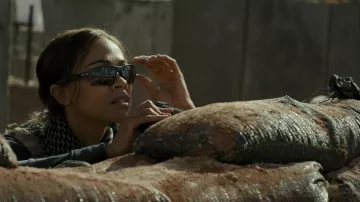 Lunettes de soleil Oakley en noir portées par Joe (Zoe Saldana) comme on le voit dans Special Ops: Lioness (S01E01)