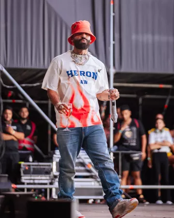 Sombrero de cubo de nylon naranja Prada usado por Arcángel en su cuenta de Instagram @arcangel