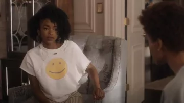 Re/Done Le sweat-shirt à manches courtes Raw porté par Zora Greenleaf (Lovie Simone) vu dans Greenleaf (S05E02)