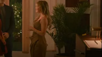 House of CB Bianca Satin Plisado Corsé Midi Vestido usado por Vicky (Alexa Havins) como se ve en Sweet Magnolias (S03E09)