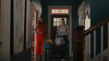 American Eagle Ruffle Sleeve Babydoll Blusa usada por CeCe Matney (Harlan Drum) como se ve en Sweet Magnolias (S03E08)