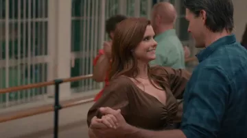 Staud Greta Puff-Sleeve Midi Vestido usado por Maddie Townsend (JoAnna Garcia) como se ve en Sweet Magnolias (S03E08)