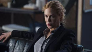 Chemise grise portée par Kaitlyn Meade (Nicole Kidman) comme on le voit dans la série télévisée Special Ops: Lioness (saison 1)