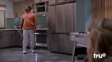 Le sweat à capuche orange de marque normale porté par Granville 'Granny' Smith (Marcus Henderson) à Tacoma FD (S04E01)