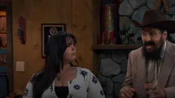 Algo azul marino bordado en la manga larga Top usado por Lou Hockhauser (Miranda May) como se ve en BUNK'D (S06E26)