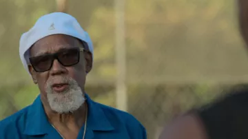 Gorra blanca Kangol usada por John Carlos en Swagger (S02E05)
