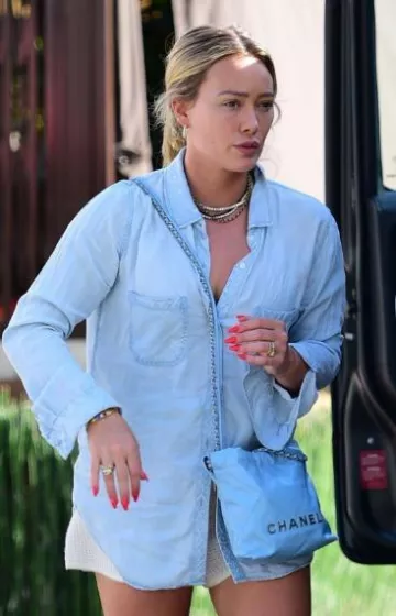 Bolso Chanel Mini 22 usado por Hilary Duff en Los Ángeles el 22 de julio de 2023