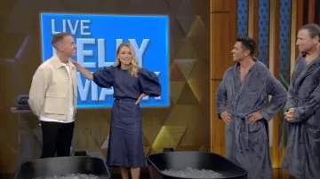 Chloe Balloon Sleeve Belted Linen Drill Dress usado por Kelly Ripa como se ve en LIVE with Kelly and Mark el 19 de julio de 2023
