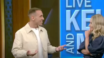 Alexander McQueen Military Pocket Blouson en beige pálido usado por Jonathan Leary como se ve en LIVE con Kelly y Mark el 19 de julio de 2023