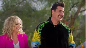 Veste bomber H&M Versace portée par Jonathan Knight vue dans Barbie Dreamhouse Challenge (S01E02)