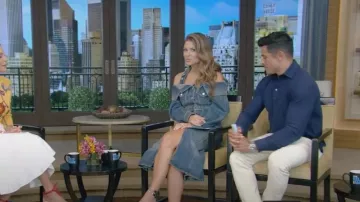 Alexander McQueen Off-The-Shoulder Denim Halterneck Top usado por Maria Menounos como se ve en LIVE con Kelly y Mark el 21 de julio de 2023