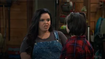 Free People Ziggy Denim Overols usados por Lou Hockhauser (Miranda May) como se ve en BUNK'D (S06E29)