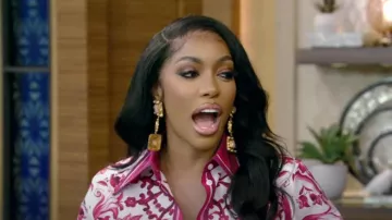 Valere Marilla Pink Swarovski y Cabochon Pendientes usados por Porsha Williams como se ve en VIVO con Kelly y Mark el 24 de julio de 2023