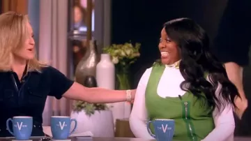 Pyer Moss X Reebok Logo Turtleneck Crop Top usado por Sherri Shepherd como se ve en The View el 24 de julio de 2023