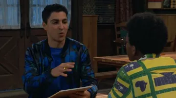 Asos Smart Bomber Jacket en imprimé floral porté par Parker Preston (Trevor Tordjman) comme vu dans BUNK’D (S06E29)