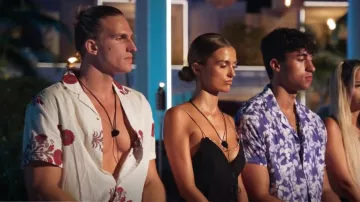 Asos Design Retroe Shirt décontracté en imprimé floral oriental blanc cassé porté par Hunter LoNigro comme on le voit dans Too Hot to Handle (S05E06)