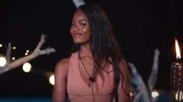 Torie Swim Elise Cross Halter Sports Bra porté par Courtney Randolph comme on le voit dans Too Hot to Handle (S05E06)