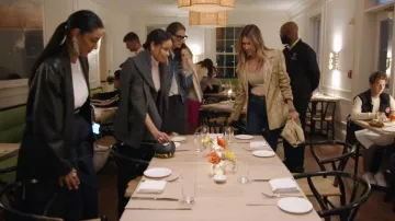 Alexander Wang Pantalones de zanahoria con cremallera expuesta y logotipo Elástico usado por Jessel Taank como se ve en The Real Housewives of New York City (S14E02)
