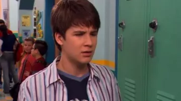 American Eagle White & Blue Striped Long Sleeve Button Down Shirt usada por Ned Bigby (Devon Werkheiser) en la Guía de supervivencia escolar desclasificada de Ned (S03E19)