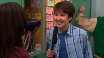 American Eagle Long Sleeve Button Down Light Blue Plaid Shirt usada por Ned Bigby (Devon Werkheiser) en la serie de televisión Ned's Declassified School Survival Guide (S03E21)