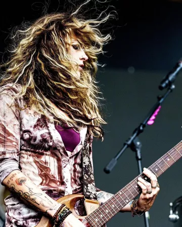 Vestido de camisa de malla estampada usado por Paris Jackson en la cuenta de Instagram @mt.mojo.photo