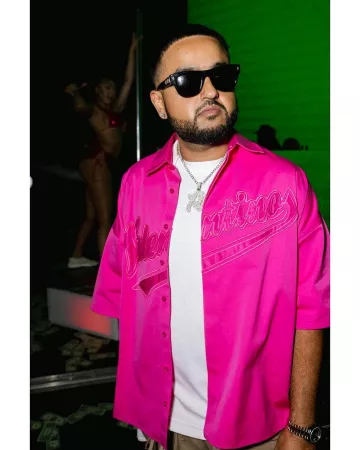 Valentino Hot Pink Logo Patch Shirt porté par Nav sur le compte Instagram @nav