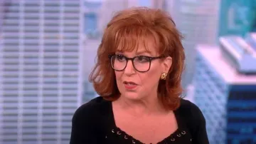 Elie Tahari Metal-Loop Embelli Sweetheart Sweater porté par Joy Behar comme vu dans The View le 25 juillet 2023