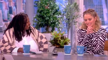 Michael Kors Brushstroke Zebra-Print Shift Dress usado por Sara Haines como se ve en The View el 25 de julio de 2023