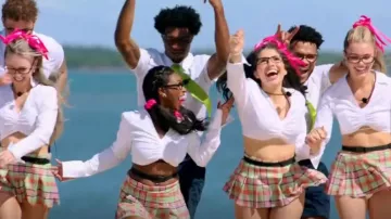 H&M Gathered Crop Shirt usada por Vickala "Kay Kay" Gray como se ve en Love Island (S05E03)