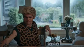 Bogey Boys Cheetah Pattern V-Neck Golf Vest In Cheetah/ Green usado por Pontius Gemstone (Kelton DuMont) como se ve en The Righteous Gemstones (S03E07)