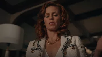 Chaqueta de oro Moschino Chain usada por Amber Gemstone (Cassidy Freeman) como se ve en The Righteous Gemstones (S03E07)