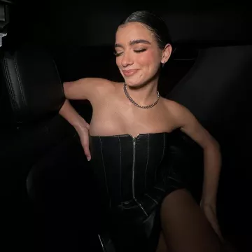 Yuzefi Wrap Minidress en faux cuir portée par Dixie D’Amelio sur son Instagram le 25 juillet 2023