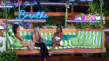 Prettylittlething Shape Textured Bandeau Bodycon Vestido usado por Jasmine Sklavanitis como se ve en Love Island (S05E04)