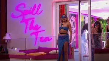 Shein One Shoulder Twist Crop Top & Jupe à cuisse fendue portée par comme on le voit à Love Island (S05E04)