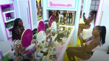 Pretty little Thing Dusty Pink Wooden Bead Triangle Bikini Top porté par Ella Thomas comme on le voit dans Love Island (S10E47)